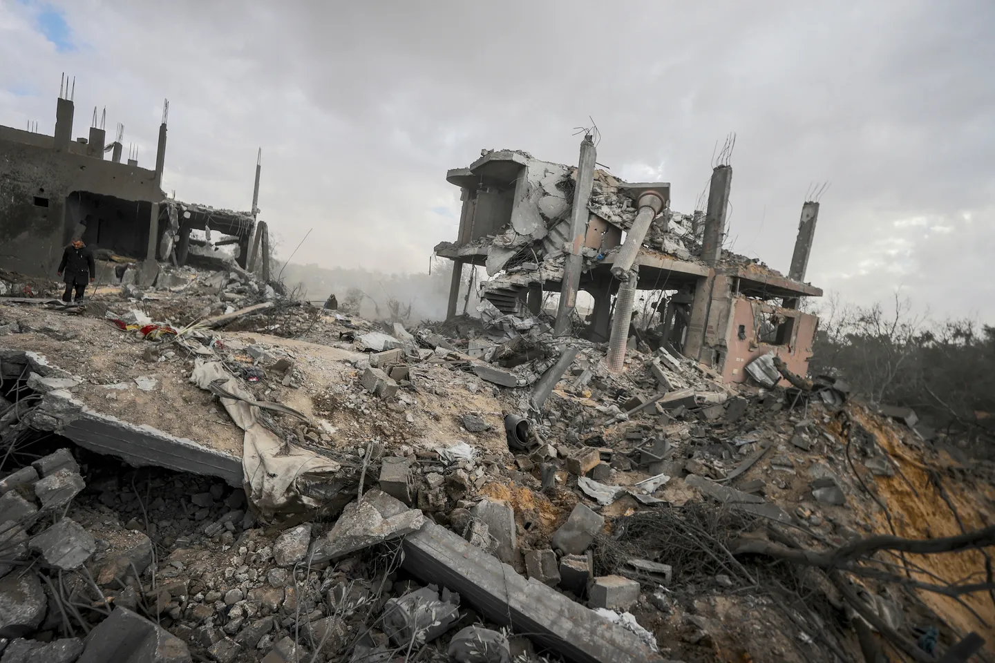 62 شهيداً بغارات الاحتلال على غزة خلال 24 ساعة وتحذيرات من نفاد أدوية الرعاية