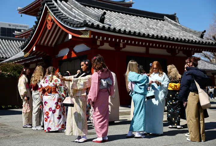 ビザ料金48年ぶり改定へ　外国人在留手続きも大幅値上げ