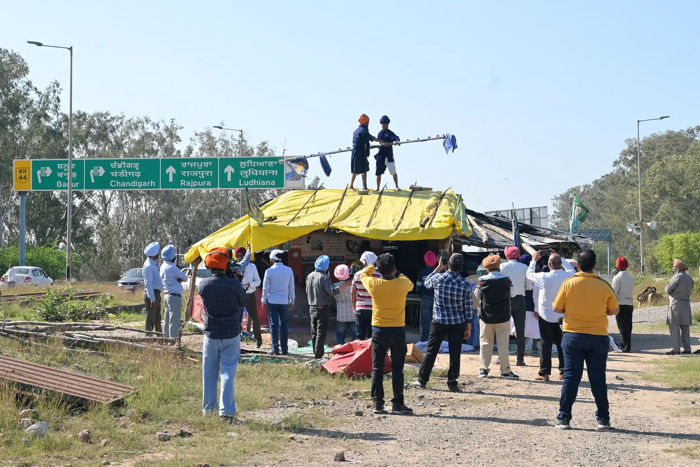 Индия жүздөгөн фермерлерди камап, нааразылык лагерлерин талкалады