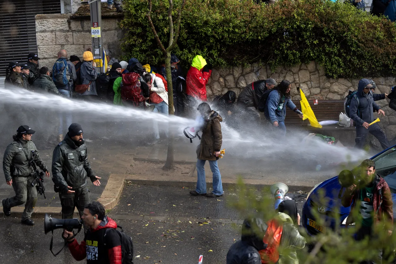 עיריית ירושלים נגד המשטרה: "חדלו מהשימוש במכתזית בואש – או שננקוט צעדים"