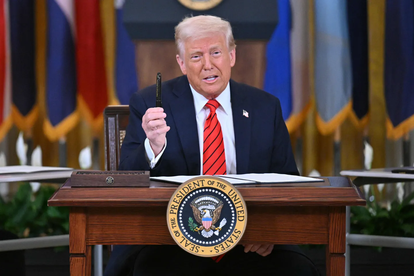 Ак үй: Трамп Билим берүү департаментин жабуу жөнүндө буйрукка кол коёт