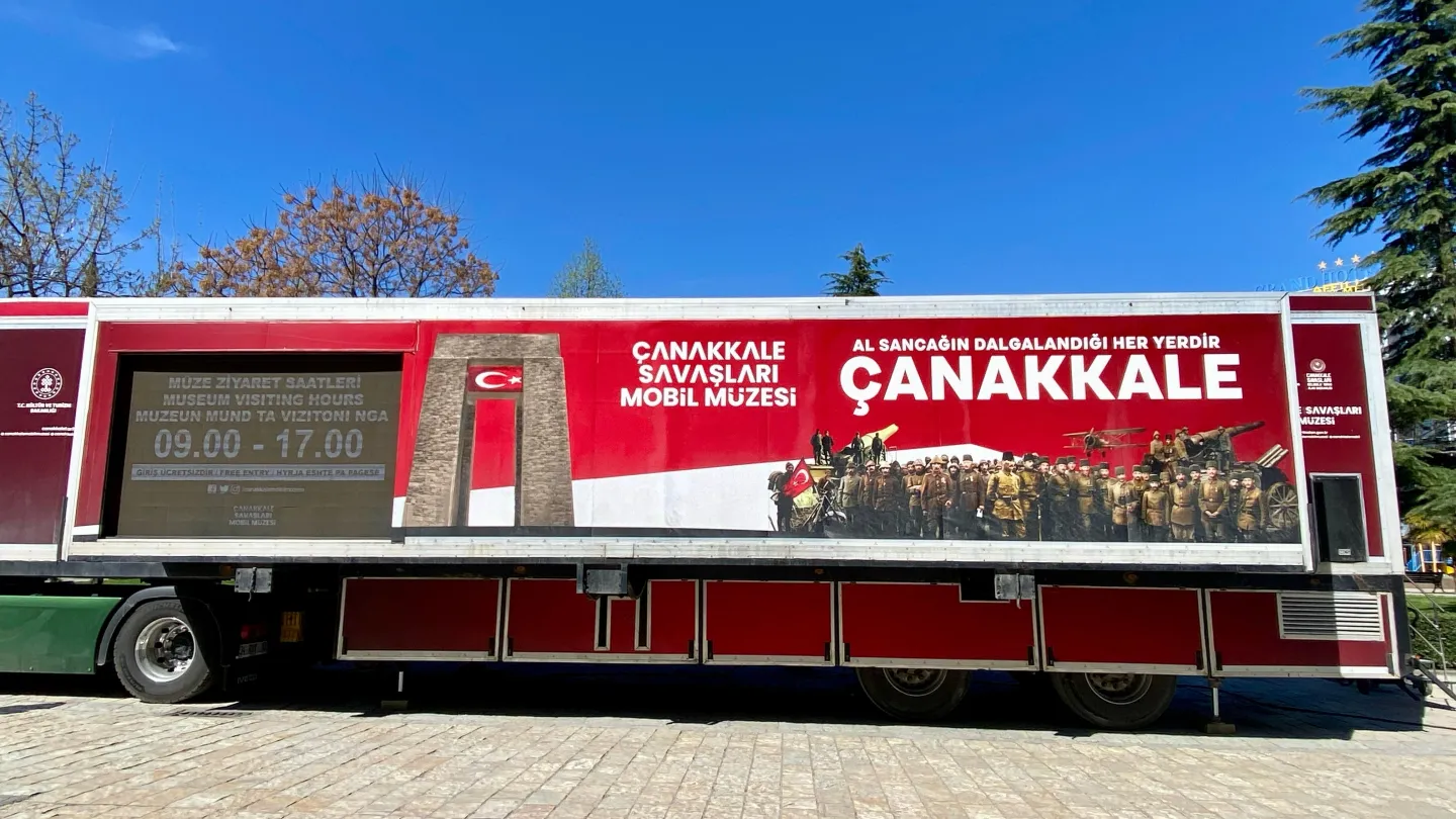 Muzeu mobil "Luftërat e Çanakalasë" hapet për vizitorët në Shqipëri