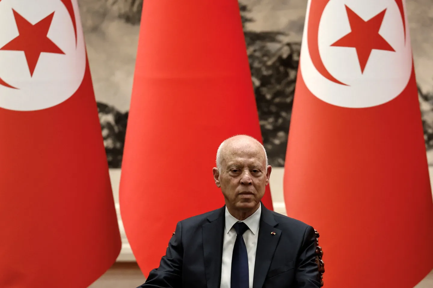 Тунизийският президент уволни премиера
