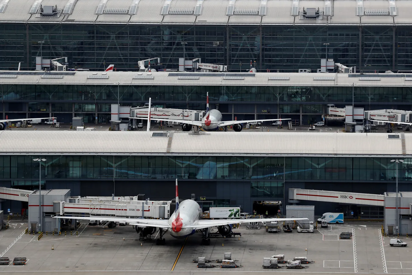 شاهد | إغلاق مطار هيثرو بلندن جراء حريق بمحطة كهرباء