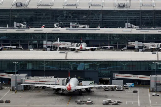 شاهد | إغلاق مطار هيثرو بلندن جراء حريق بمحطة كهرباء