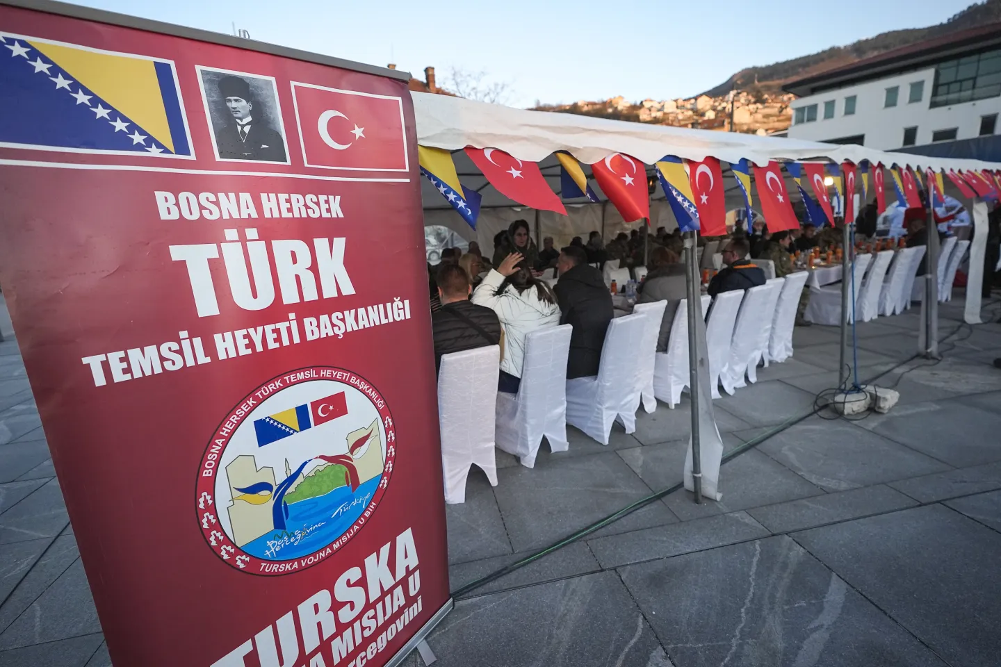 Turska vojna misija organizovala iftar ispred sarajevske Vijećnice