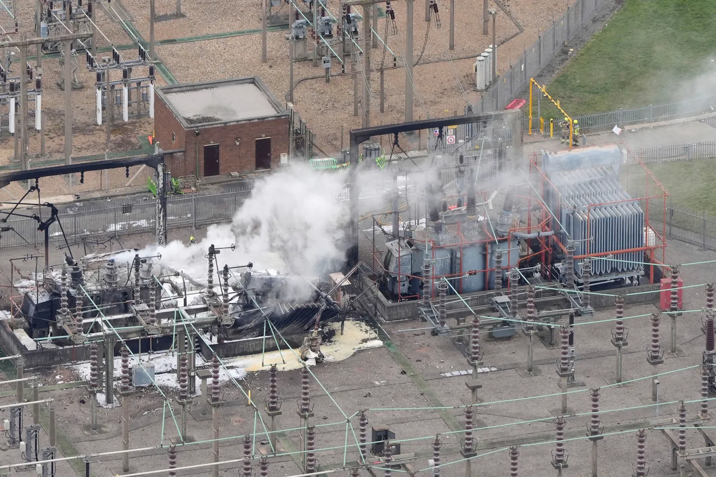 Лондондун Хитроу аэропорту өрттүн кесепетинен электр жарыгы өчүп,толук бир күн иштебей калды