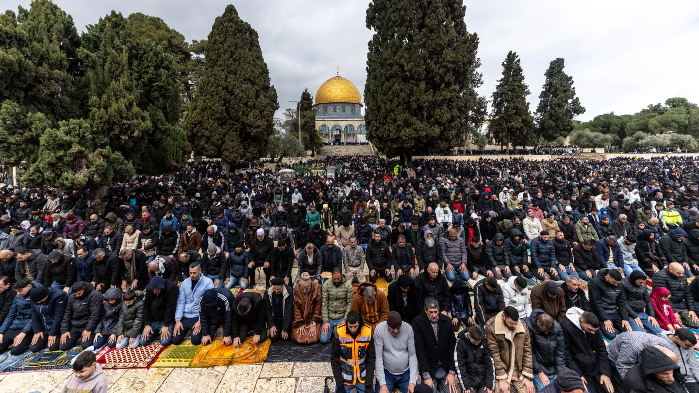 رغم غزارة الأمطار والقيود الإسرائيلية.. 80 ألفاً يصلُّون في الأقصى الجمعة الثالثة من رمضان