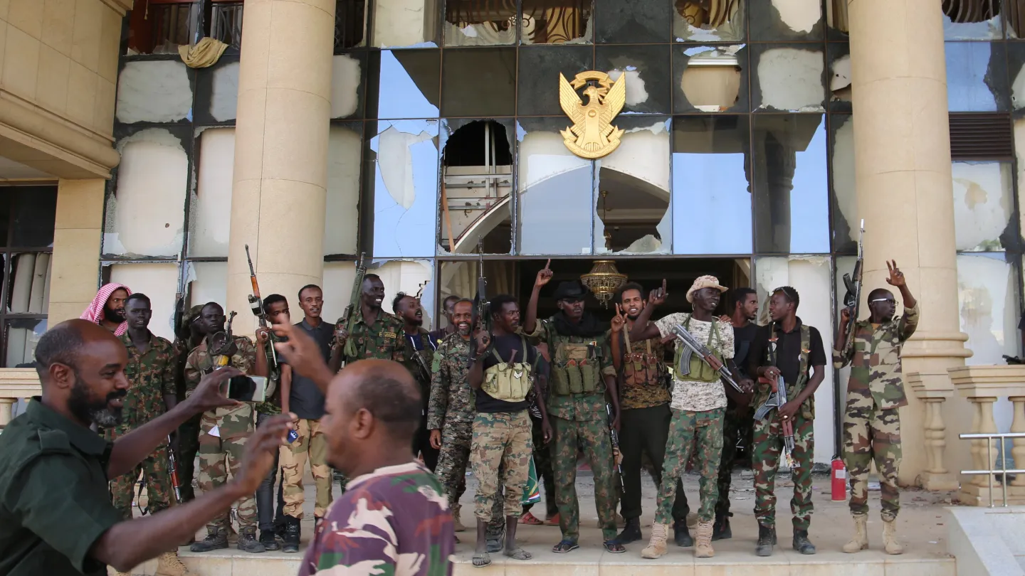 "الدعم السريع" تعترف بخسارة قواتها القصر الرئاسي.. البرهان: نتقدم بثبات لتحرير كامل السودان