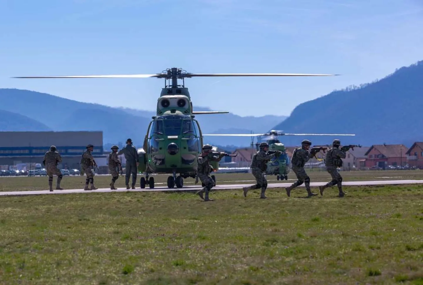 'Spremni za misiju' - Pripadnici EUFOR-a vježbali iskrcavanje iz helikoptera i brzo razmještanje