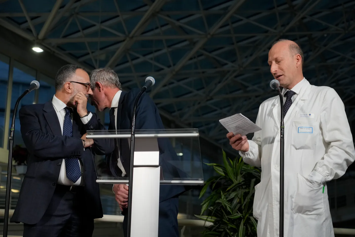 Папа Франциск ооруканада беш жума жаткандан кийин сакайып кетүү үчүн Ватиканга кайтып келди