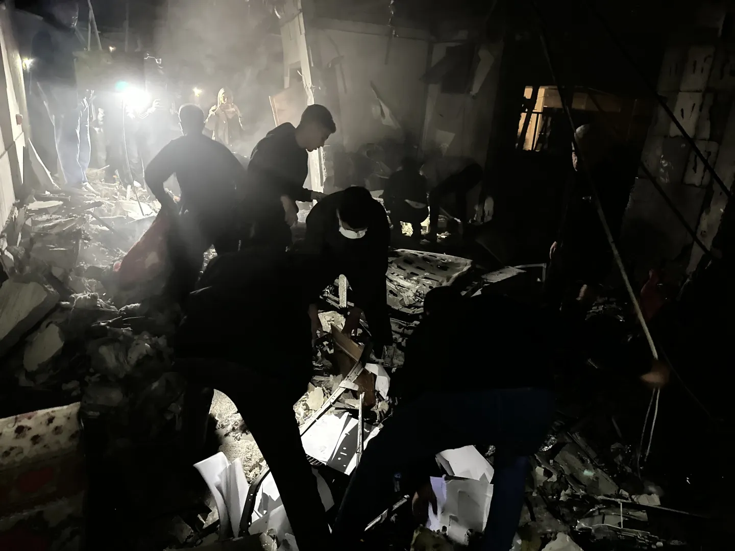 وسط غرق خيام النازحين جراء الأمطار.. استشهاد فلسطينيَّين بقصف للاحتلال على مستشفى ناصر بغزة