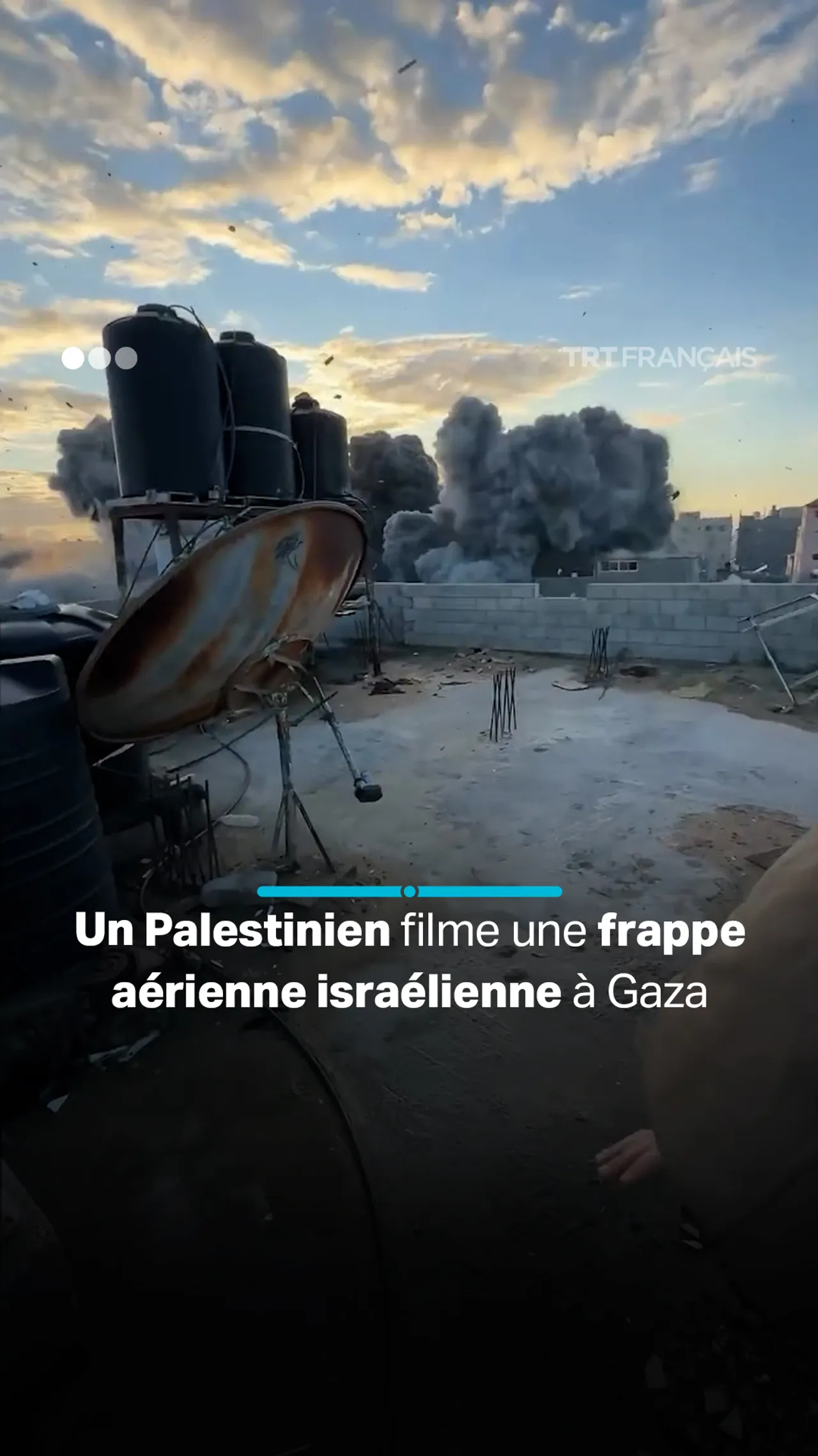 Un Palestinien filme une frappe aérienne israélienne à Gaza