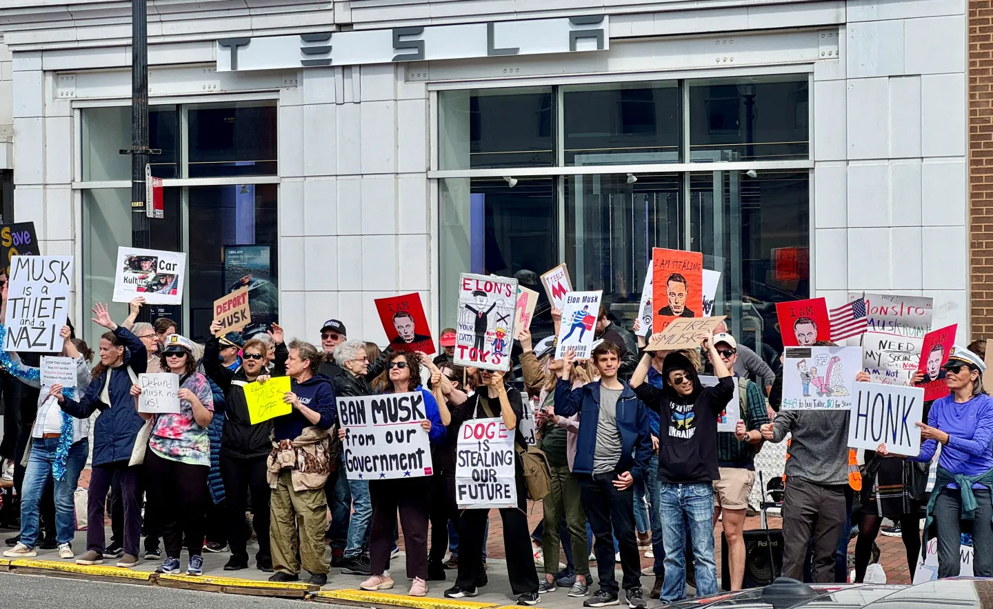Protesti ispred Teslinog salona u Washingtonu protiv smanjenja troškova vlade