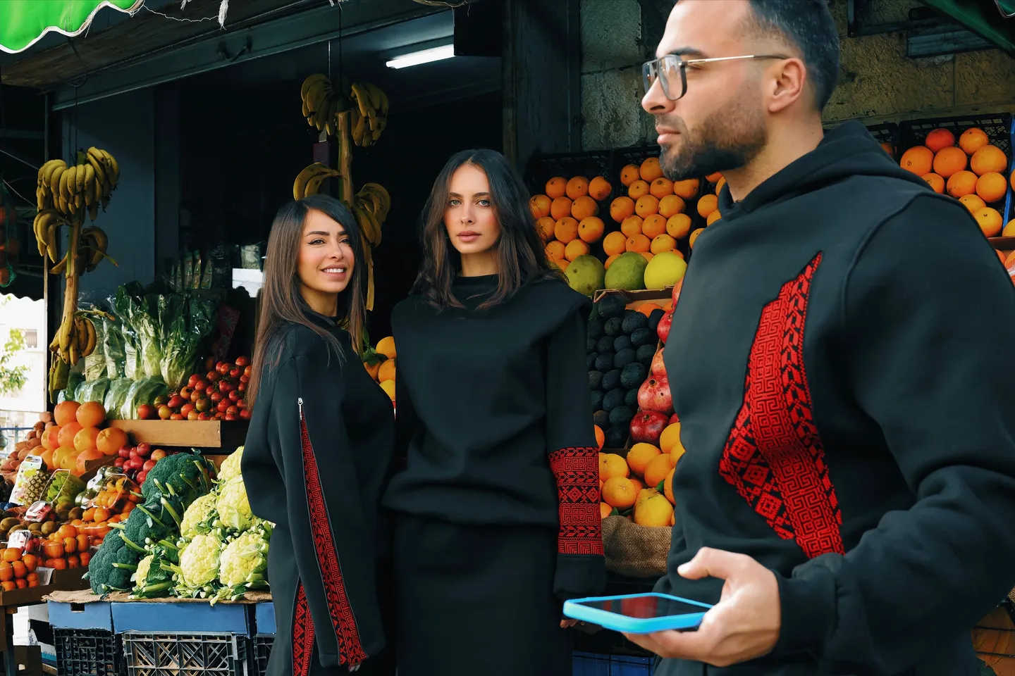 Es diseñadora de moda palestina y crea prendas que Israel quiere silenciar