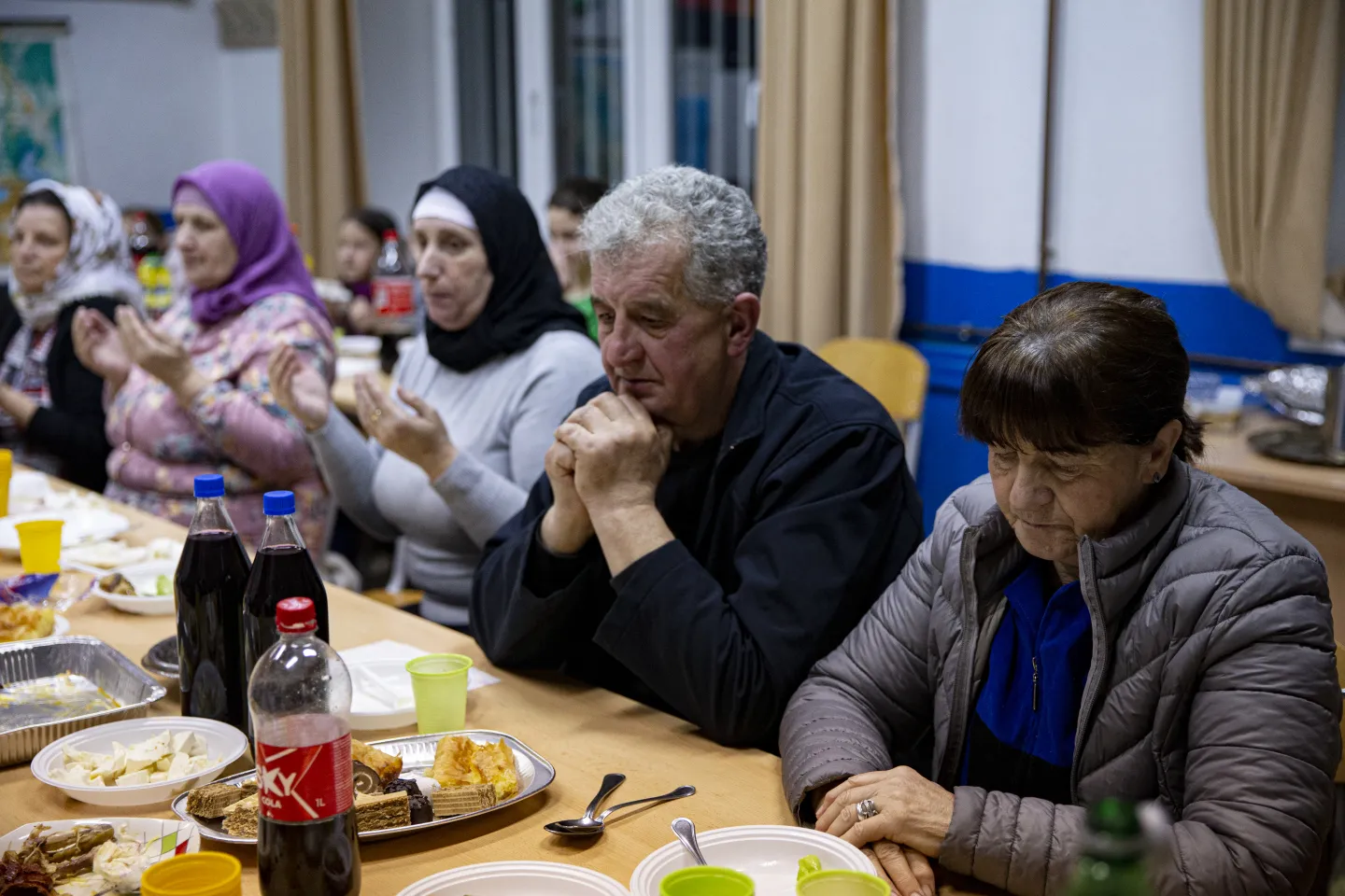 Svećenik u BiH priredio iftar za komšije Bošnjake