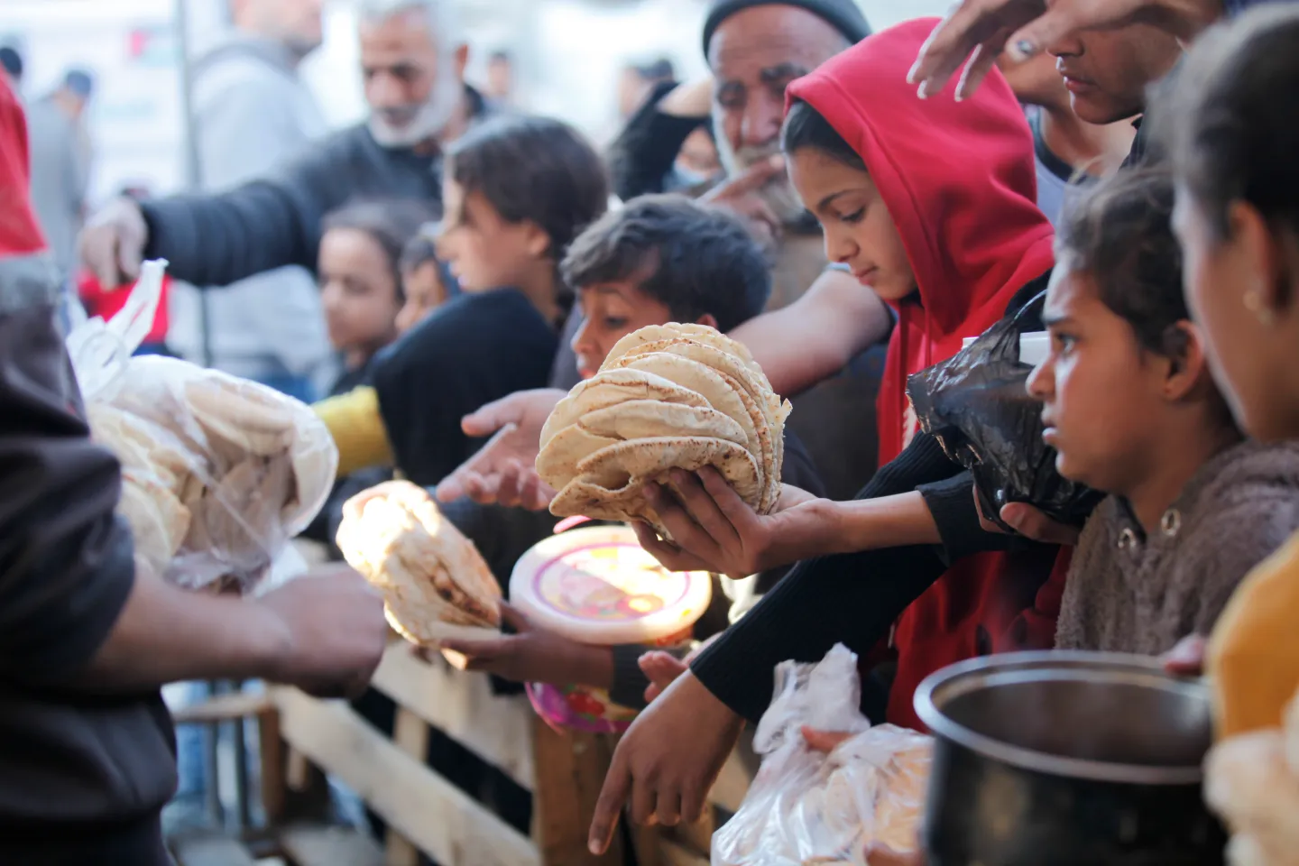 Gaza na ivici gladi: Palestinci u redu za obrok dok Izrael nastavlja napade