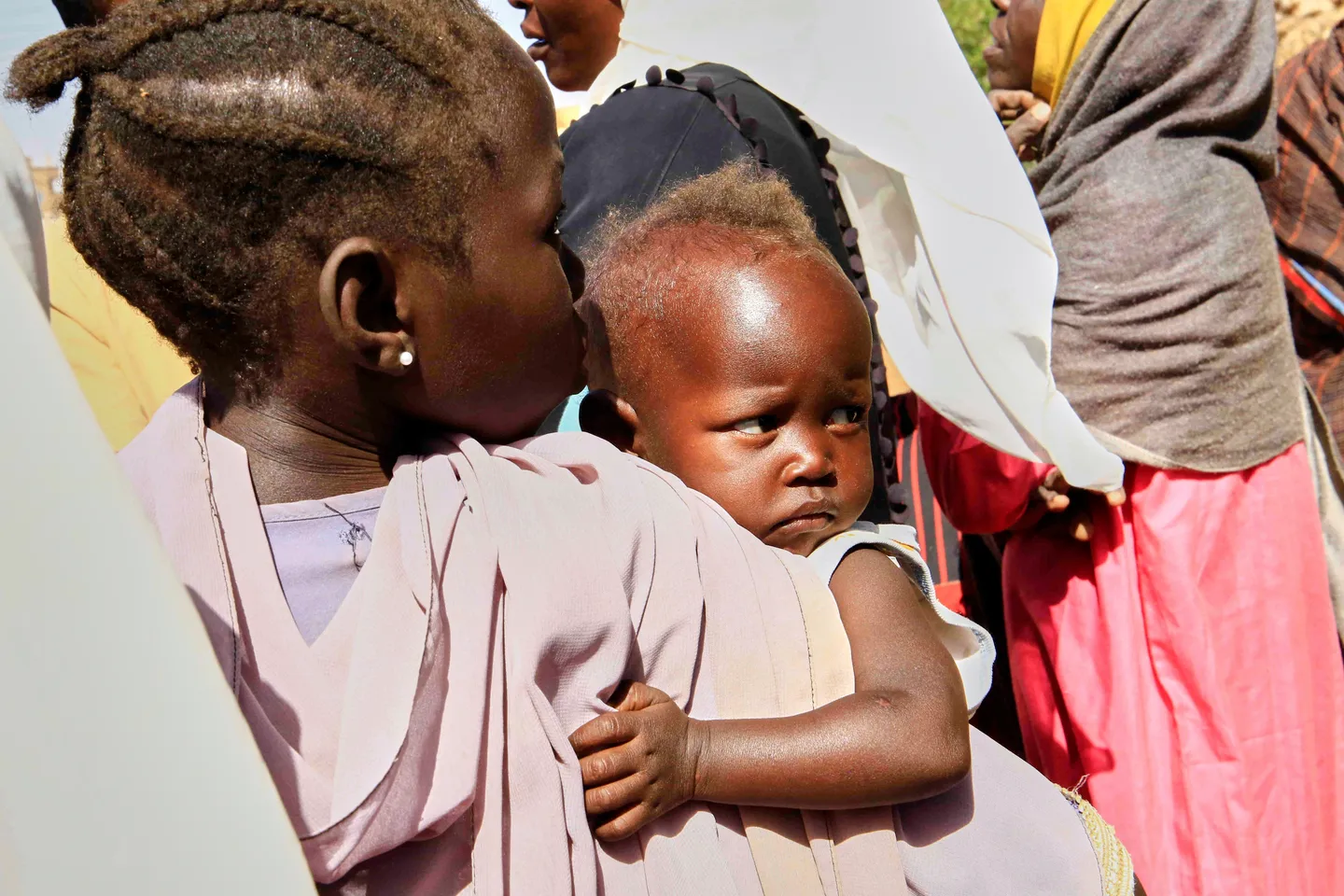 Дарыгерлер ЫКК бомбалоосунан үч жаран набыт болгонун билдирсе, Судан армиясы алдыга жылууда