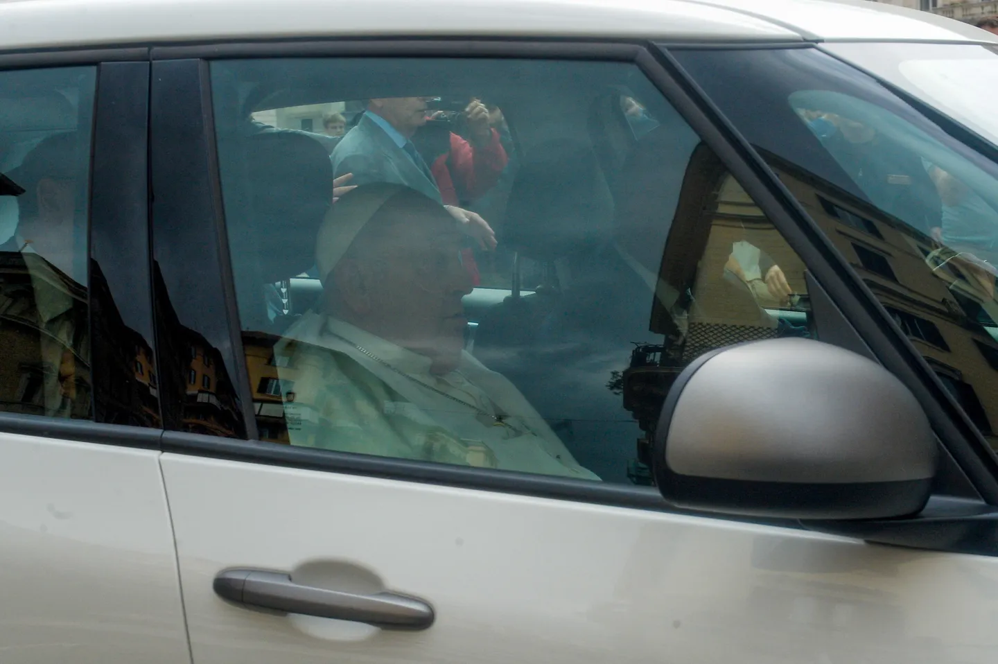 Papa Fransisk bäş hepde dowam eden bejergiden soň Watikana gaýdyp geler