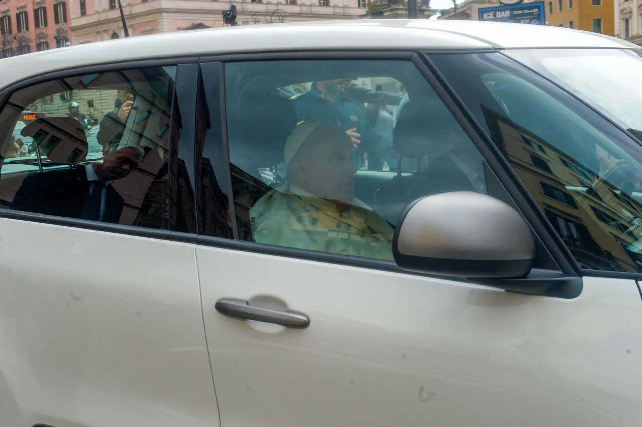 Папа Франциск се върна във Ватикана, за да се възстанови след пет седмици в болница