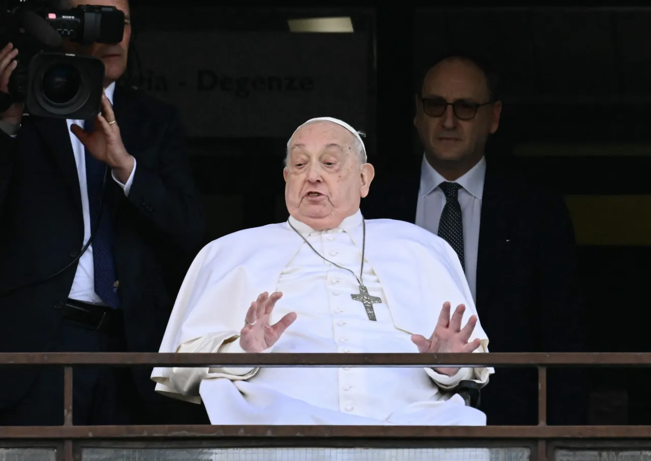 Le pape, convalescent, fait une apparition place Saint-Pierre