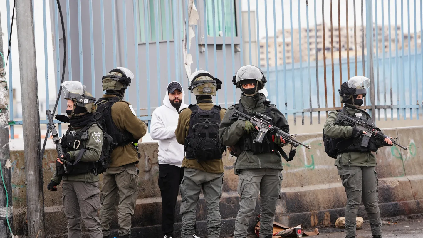 الاحتلال يعتقل فلسطينيين خلال اقتحامات واسعة بالضفة الغربية ويعلن فصل 13 مستوطنة