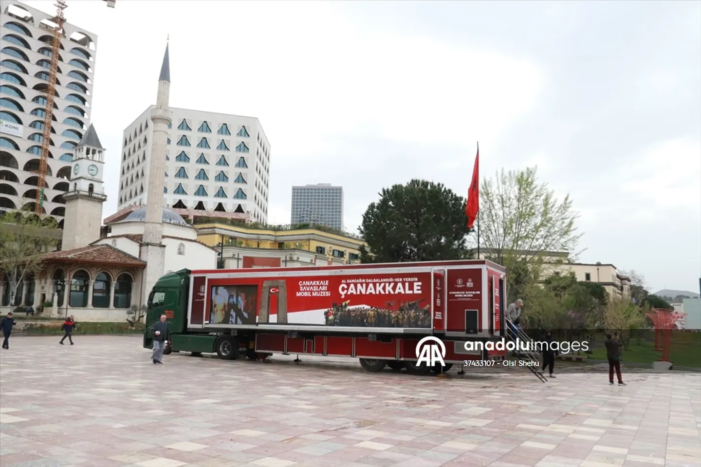 Muzeu mobil "Luftërat e Çanakalasë" hapet për vizitorët në Tiranë
