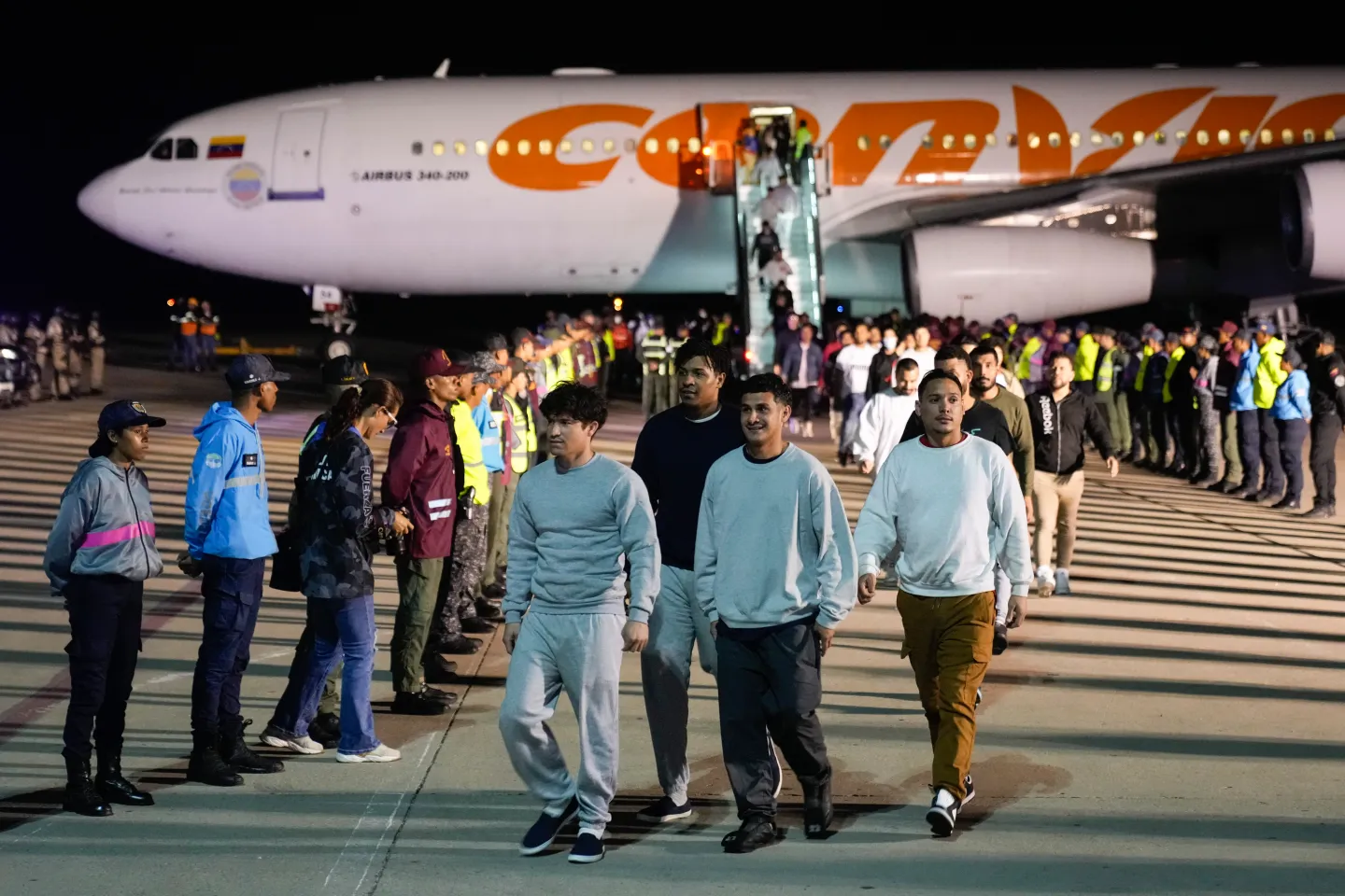 Venezuela retoma repatriaciones de EE.UU., mientras familias exigen liberar migrantes en El Salvador