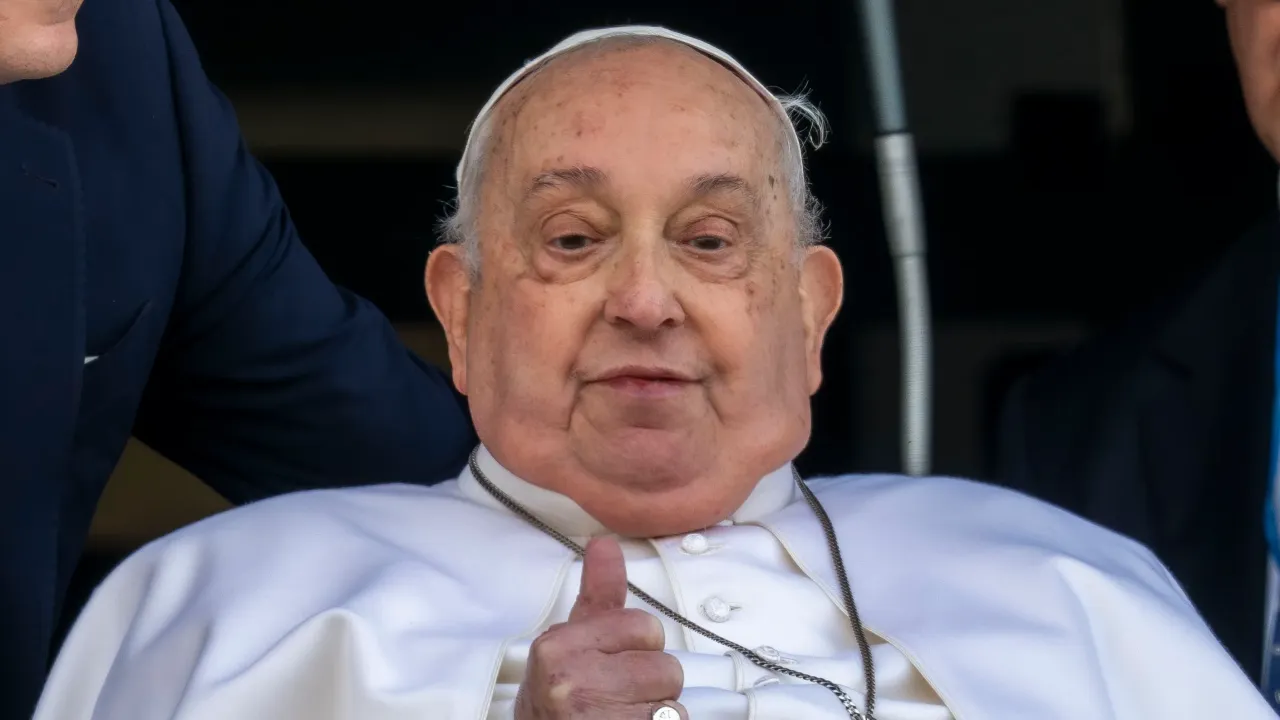 Papa Francisco regressa ao Vaticano para recuperar após cinco semanas no hospital