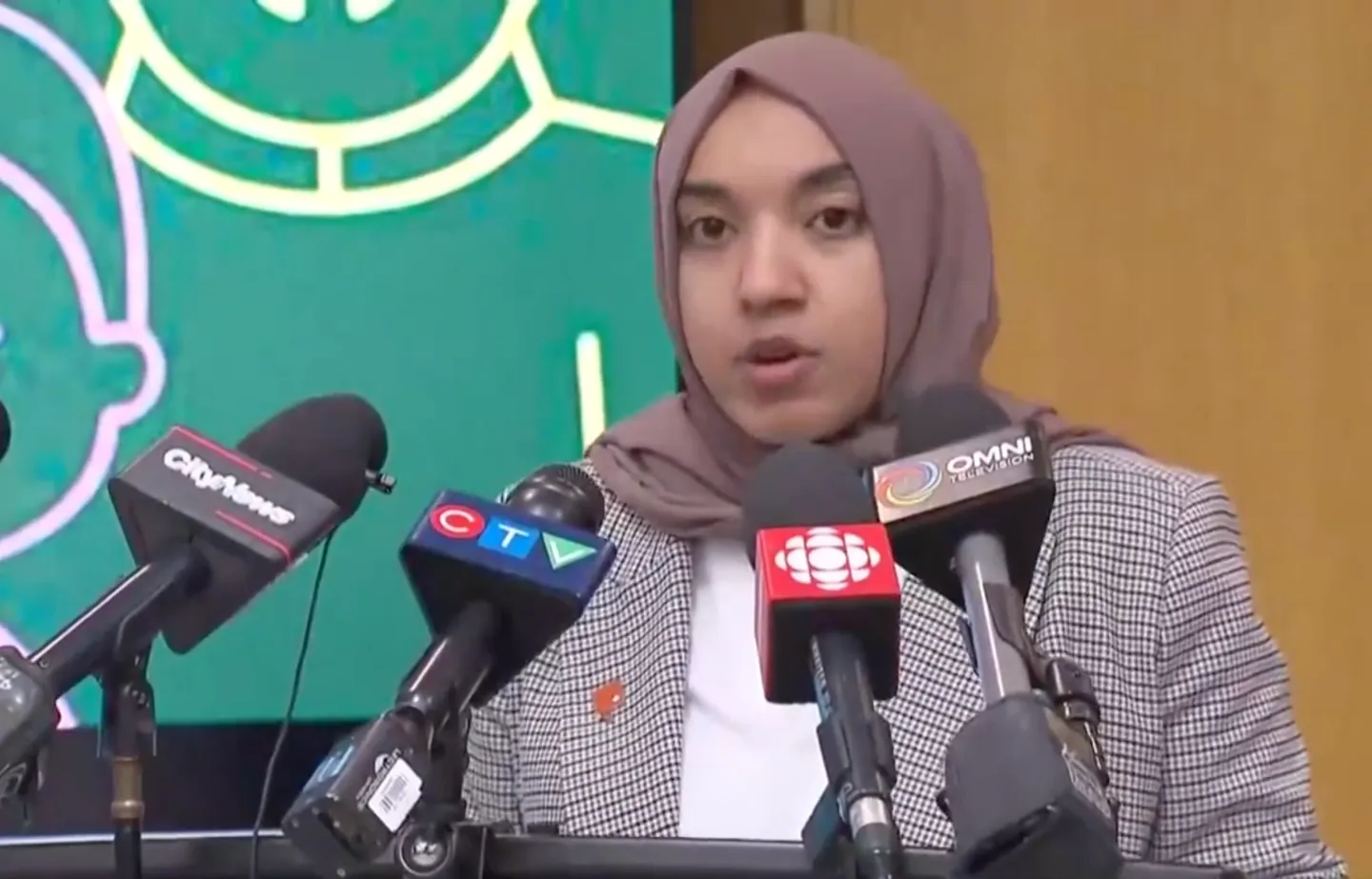 اعتقال امرأة اعتدت على مسلمة وحاولت إحراق حجابها داخل مكتبة بكندا