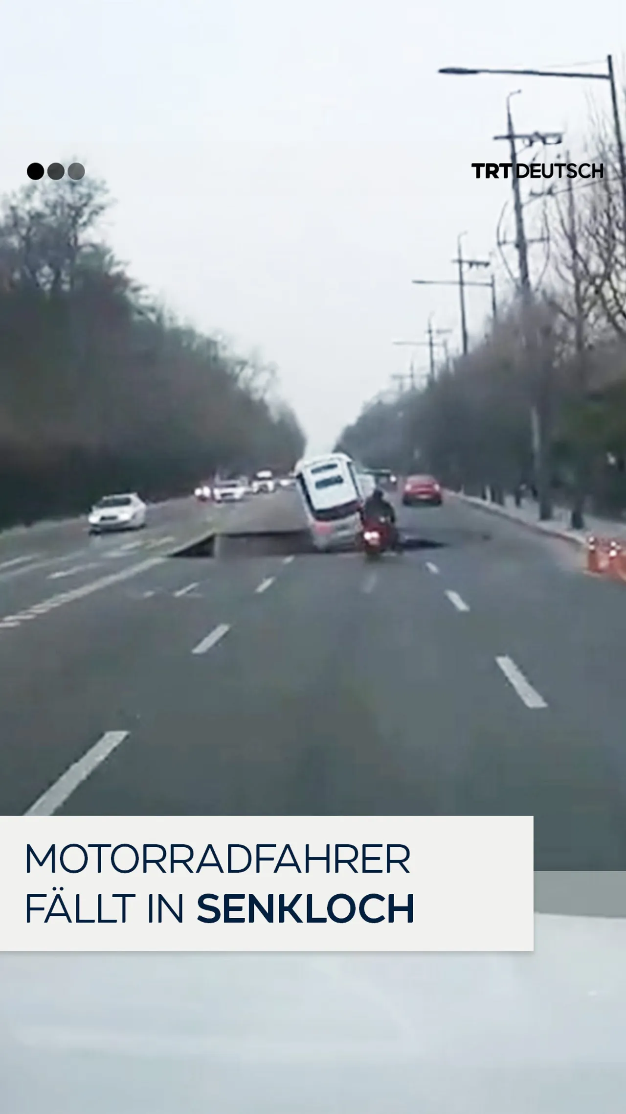 Motorradfahrer fällt
in Senkloch