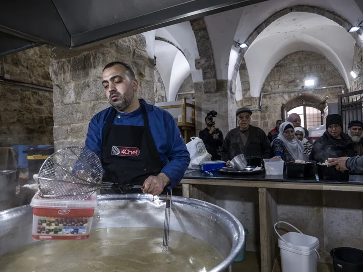صور | منذ العهد العثماني.. تكية خاصكي سلطان تواصل تقديم الطعام للمحتاجين في القدس