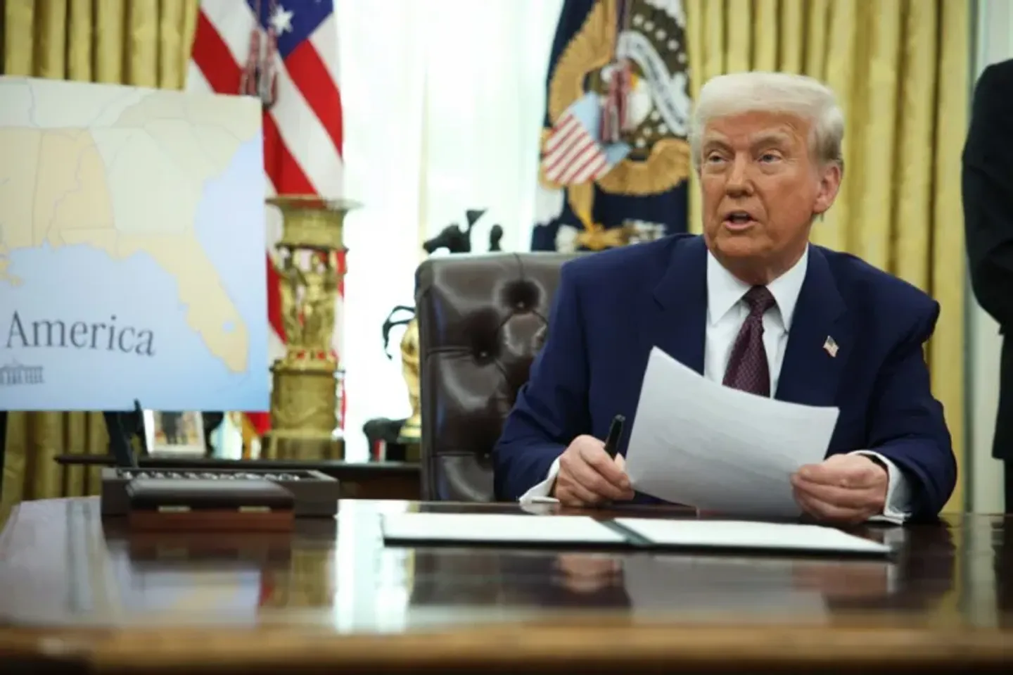 Trump podpisuje rozporządzenie nakładające cła na kraje importujące ropę z Wenezueli