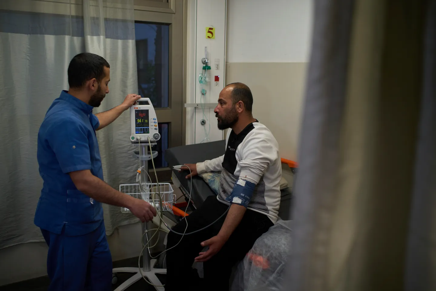 Оскар сыйлыгынын ээси палестиналык режиссер отурукташуучулардын кол салуусуна учурап камакка алынды