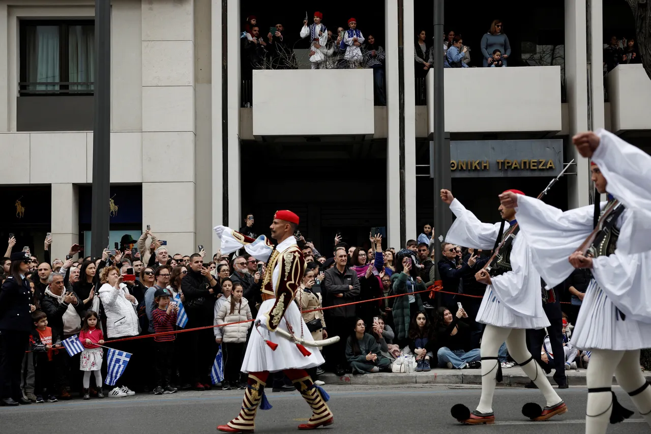 トルコ、軍事パレードでの「無礼な」チャントに関してギリシャに説明を求める