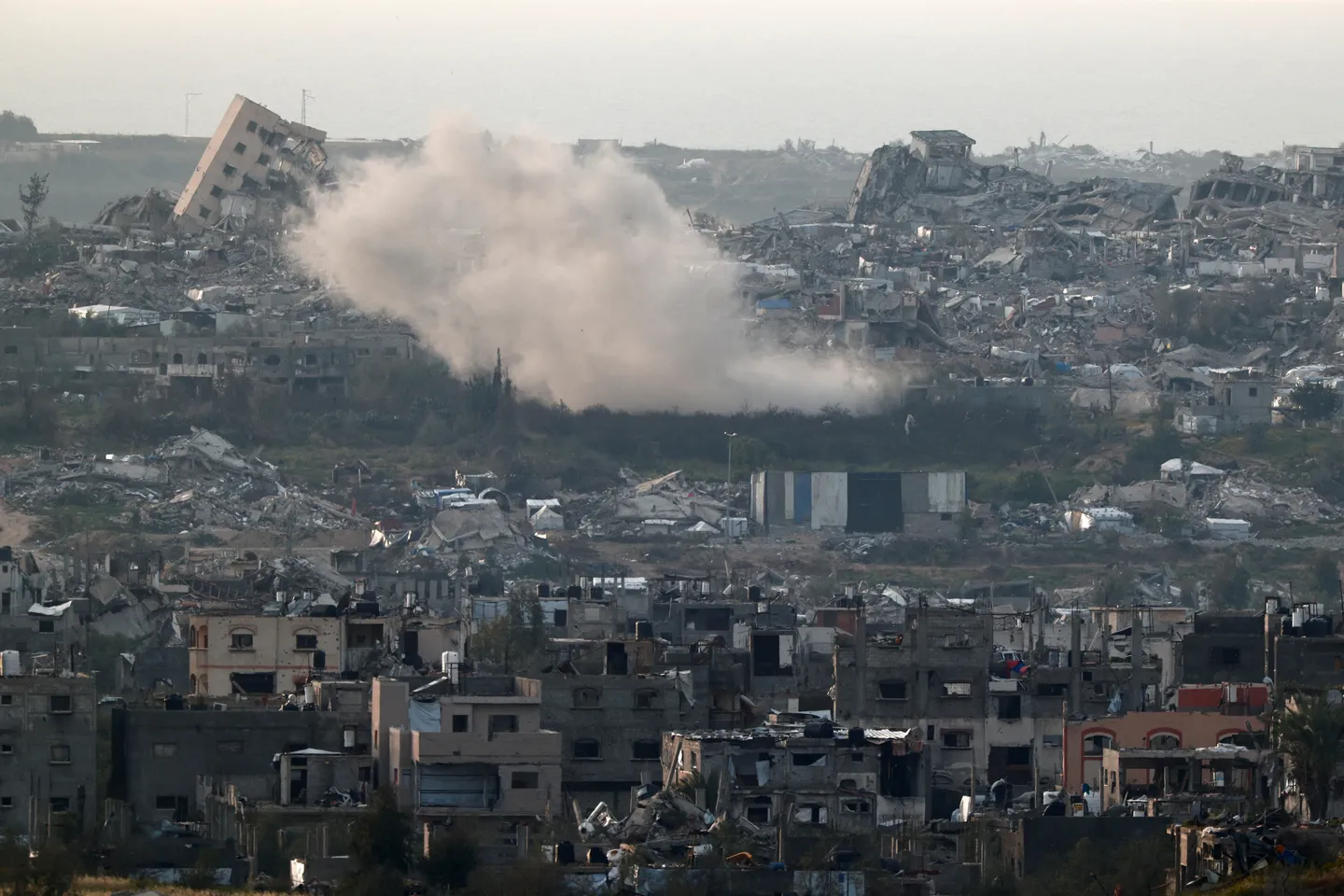 28 شهيداً في غارات إسرائيلية على غزة.. والاحتلال يجبر 142 ألف فلسطيني على النزوح