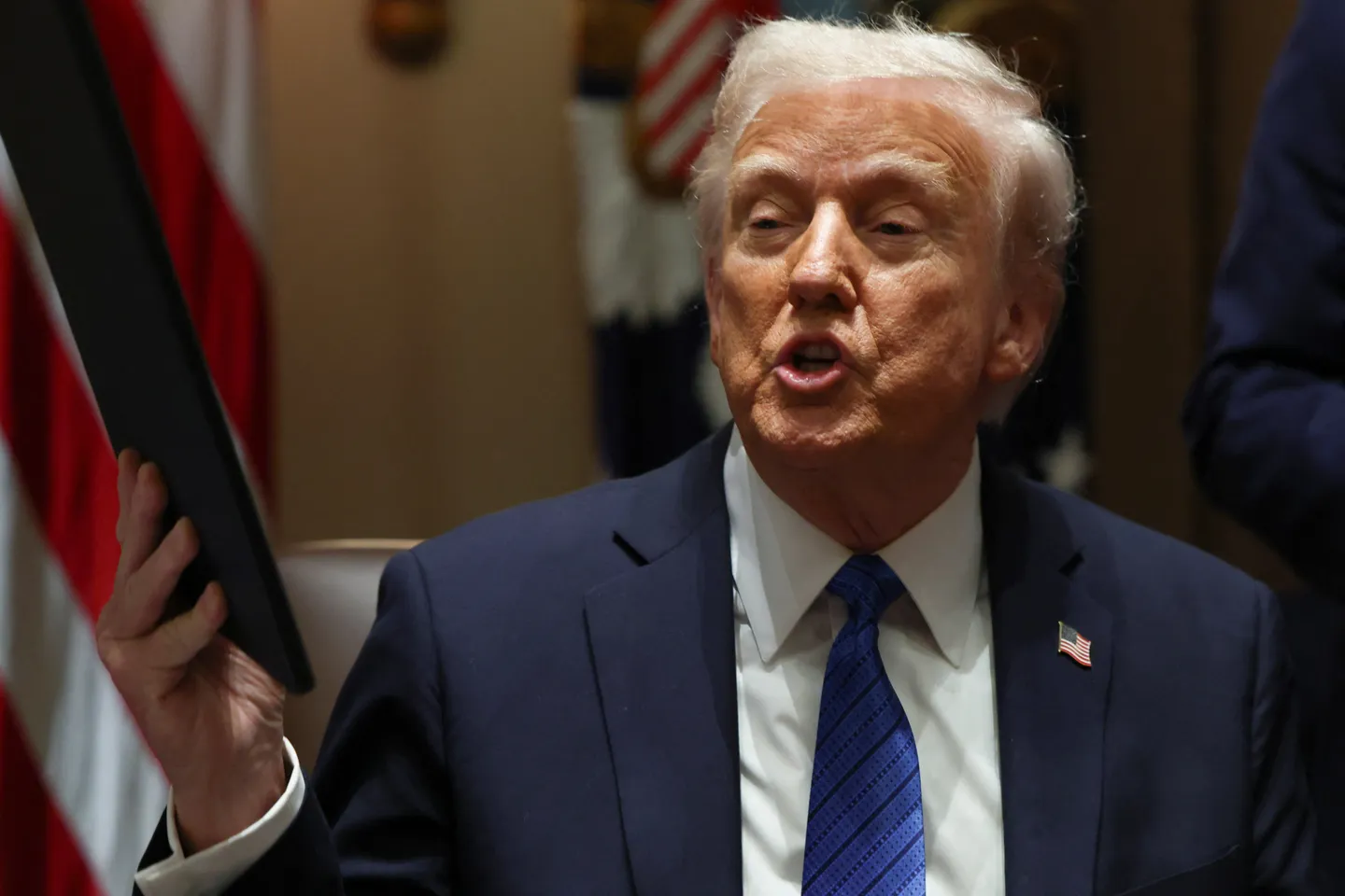 ترمب يهدد بقطع تمويل وسائل الإعلام العامة ويأمر بإجراء تعديلات على النظام الانتخابي