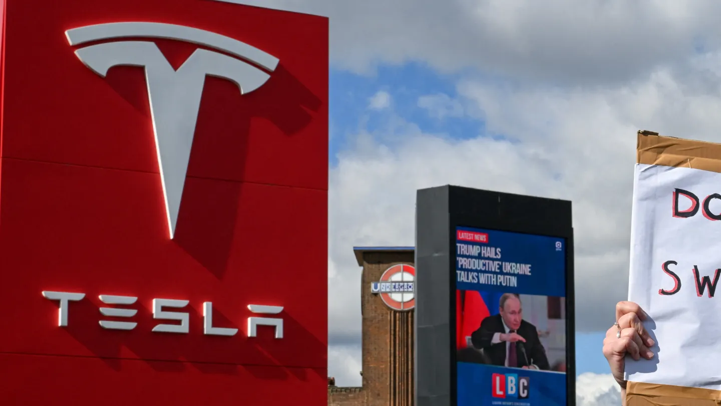 Penjualan mobil Tesla di Eropa turun setengahnya