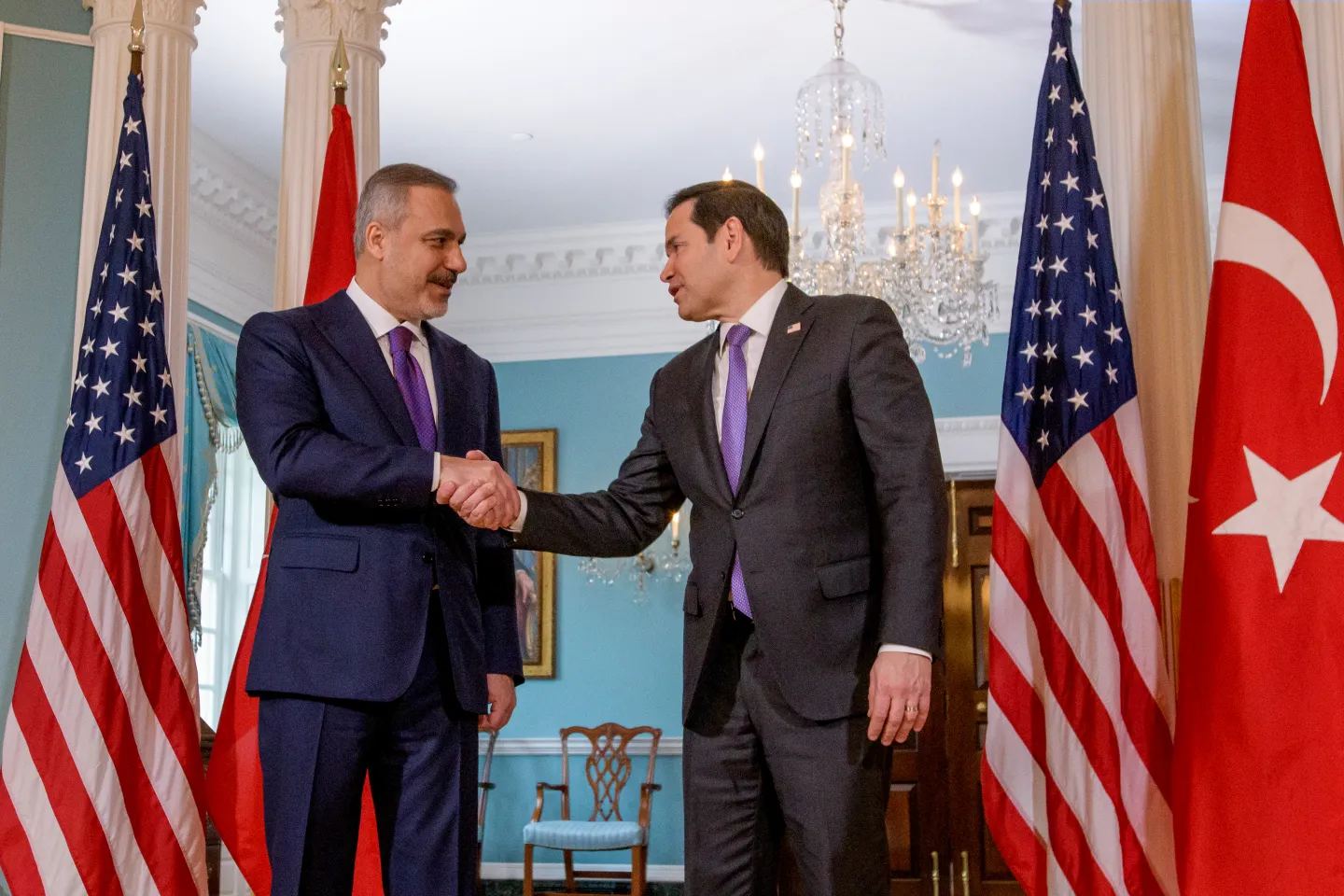 La Turquie et les États-Unis veulent lever les restrictions sur l'industrie de la défense