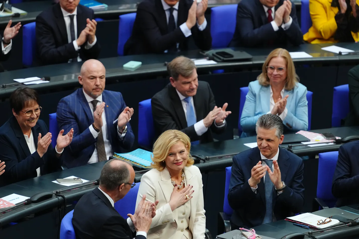 Neuer Bundestag konstituiert - alte Regierung entlassen