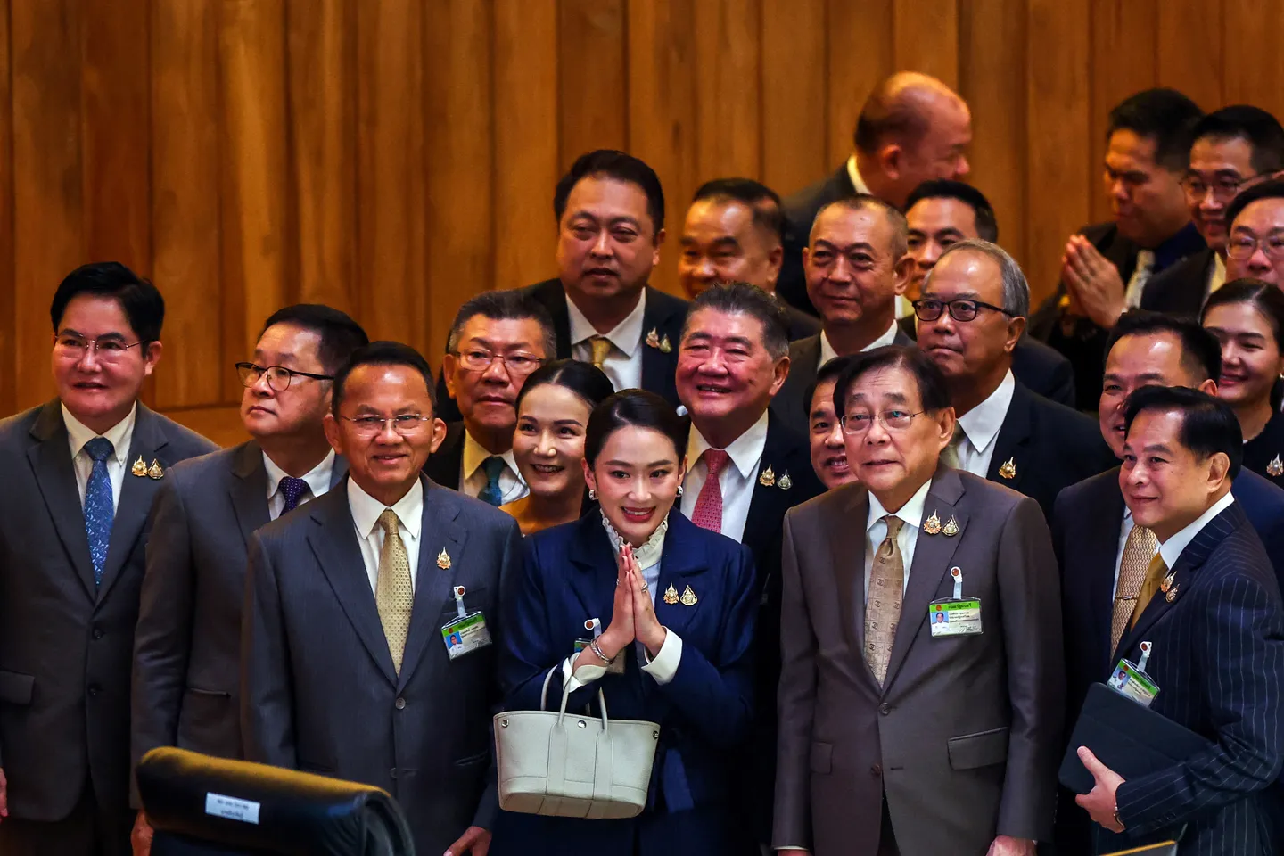 Tailandın baş naziri etimad səsverməsindən qurtuldu