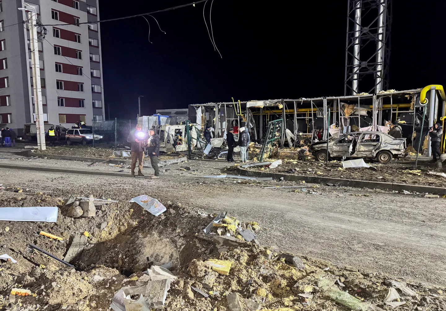 مسيرات روسية تقصف خاركيف.. وماكرون يهدد بالرد على أي هجوم روسي بعد نشر قوة أوروبية في أوكرانيا