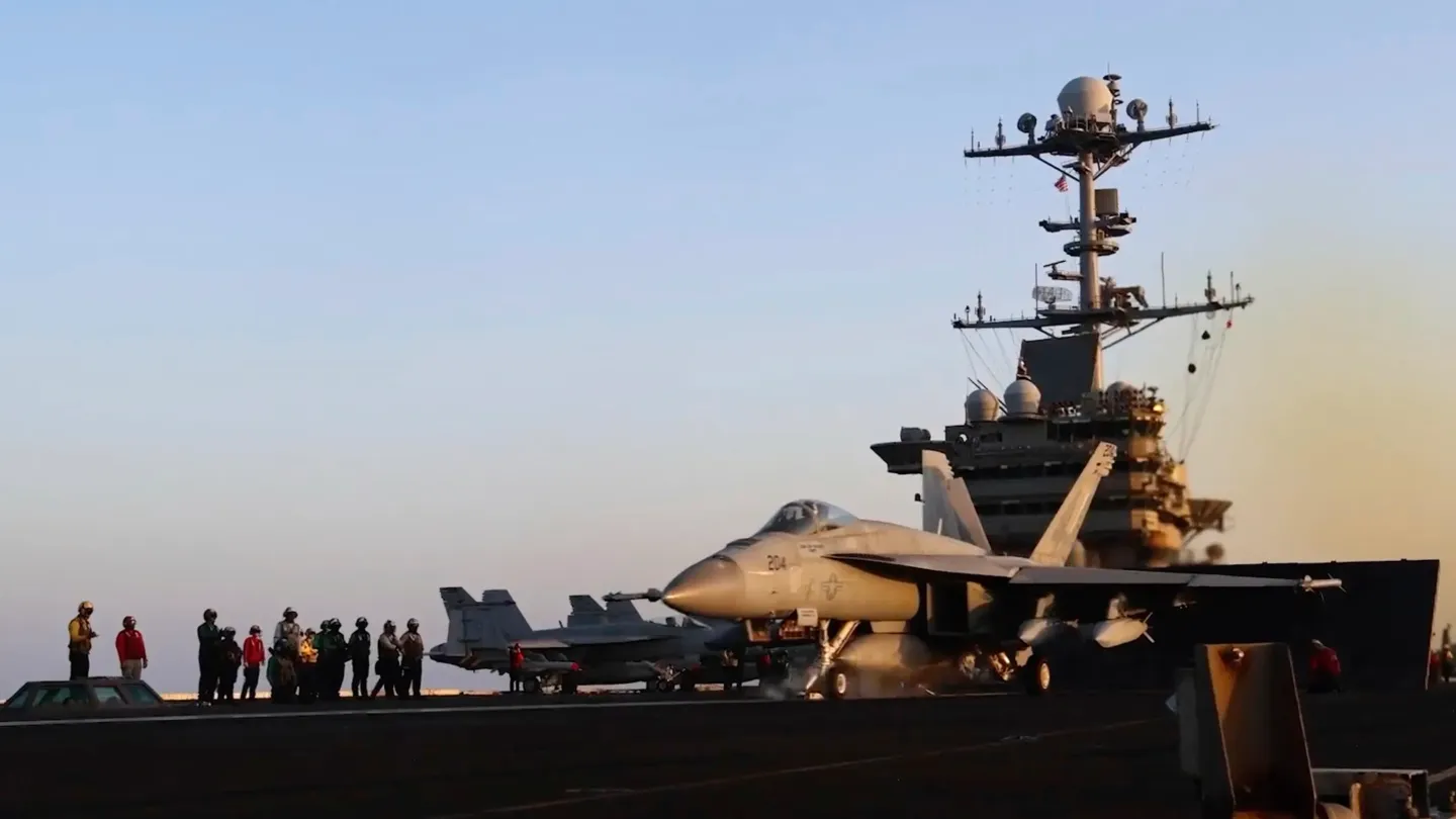 بصواريخ ومسيّرات.. جماعة الحوثي تستهدف حاملة الطائرات الأمريكية "ترومان" في البحر الأحمر