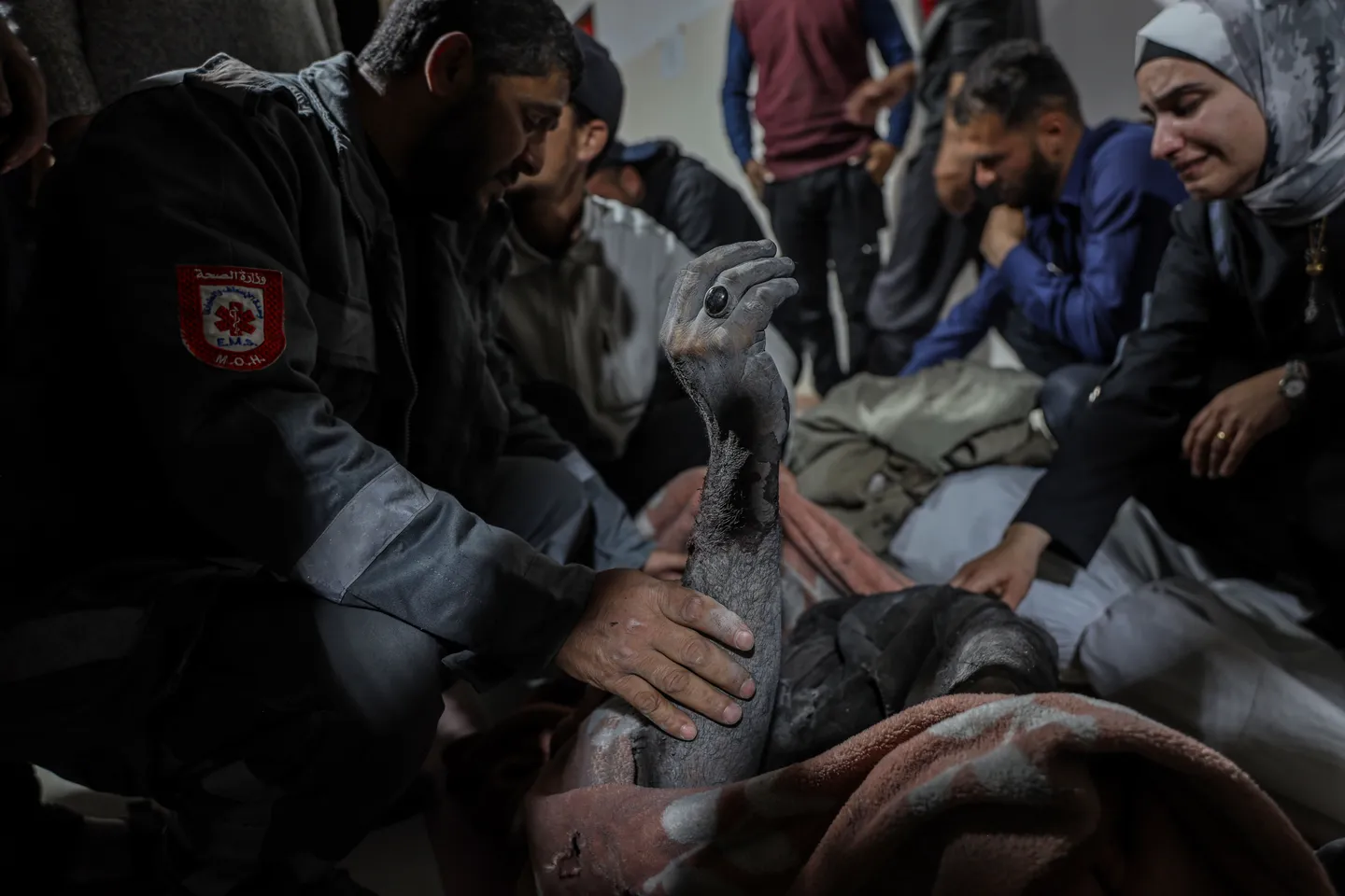 عشرات الشهداء والجرحى بغارات متواصلة على غزة والآلاف معرضون للجوع مع تناقص مخزون الغذاء