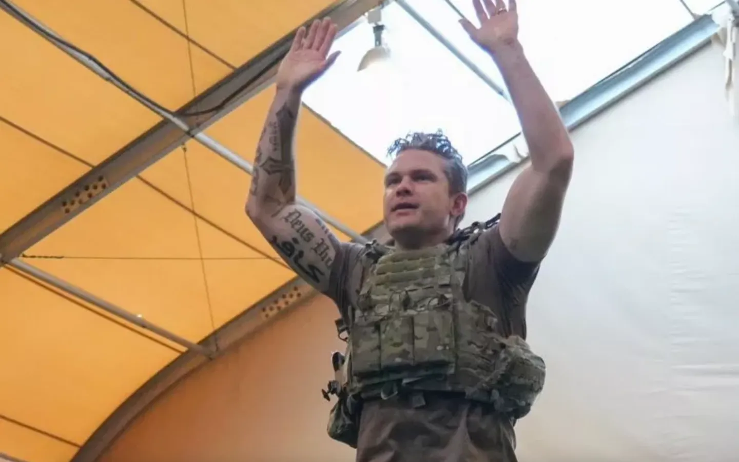 Na Signalgate veroorzaakt Hegseth opschudding met 'Kafir' (ongelovige) tatoeage op arm