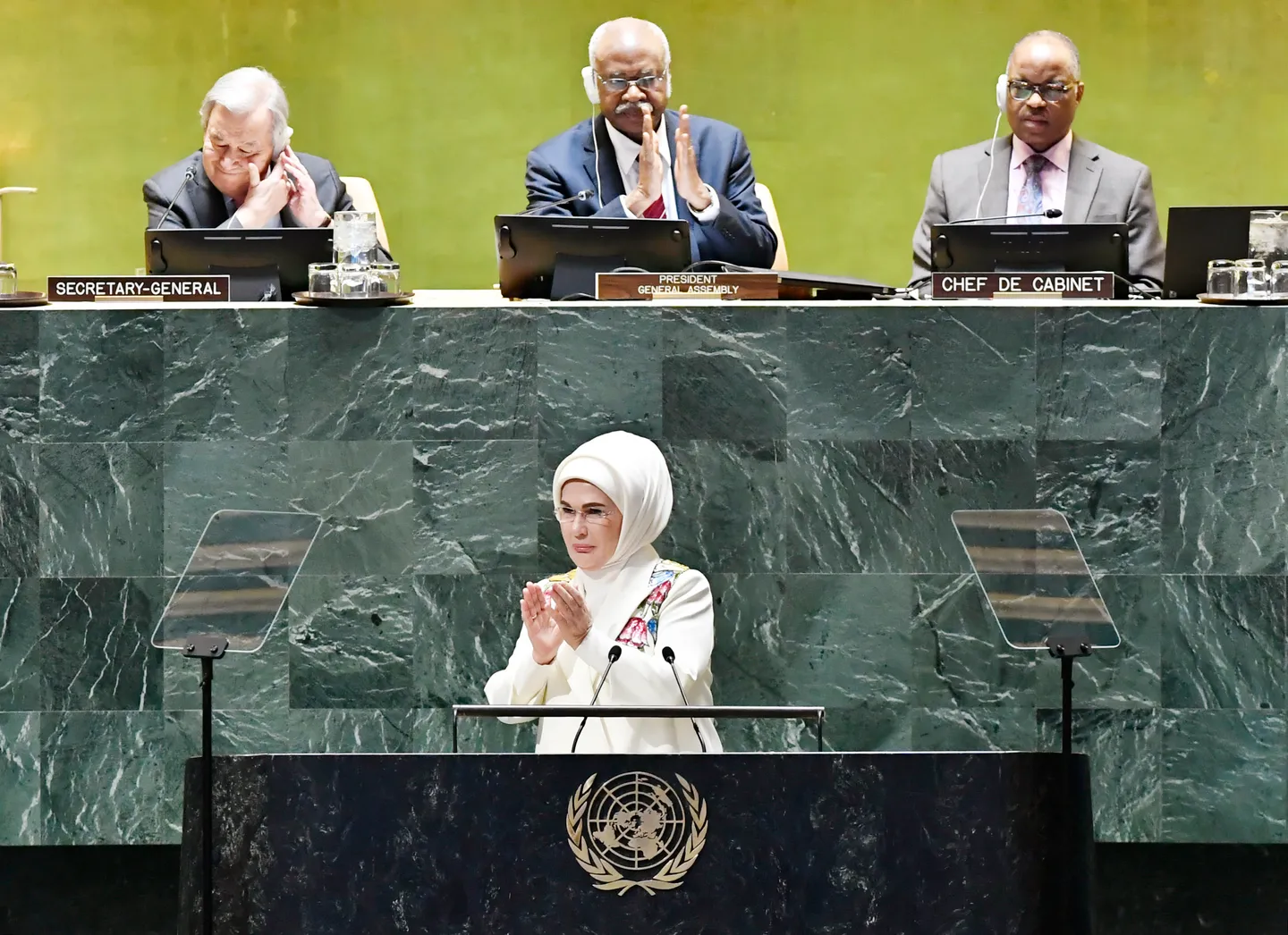 Hacia un futuro sostenible: la primera dama de Türkiye insta a reducir los residuos textiles