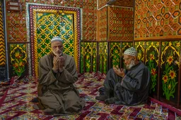 भारत प्रशासित कश्मीर में मस्जिदों पर पुलिस की नजर के बीच, स्थानीय लोग सवाल कर रहे हैं: ऐसा क्यों?