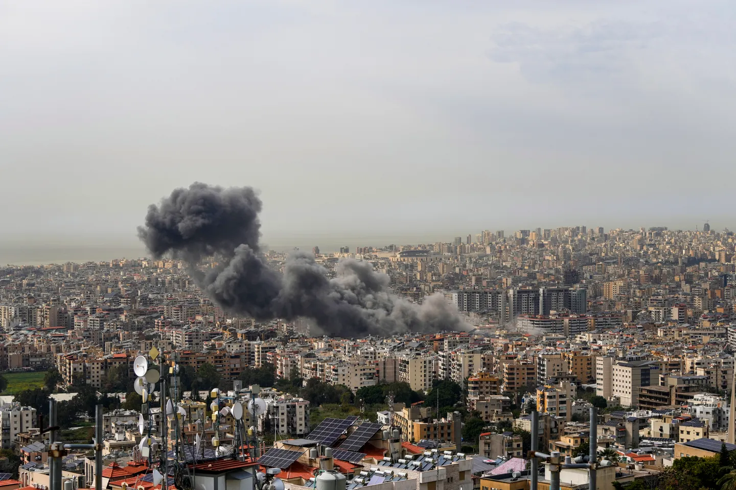 إصابة 5 أشخاص في قصف إسرائيلي بـ3 صواريخ على محطة وقود جنوب لبنان