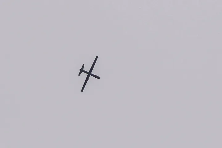 Dronët izraelitë japin paralajmërime në kufirin jugor të Libanit