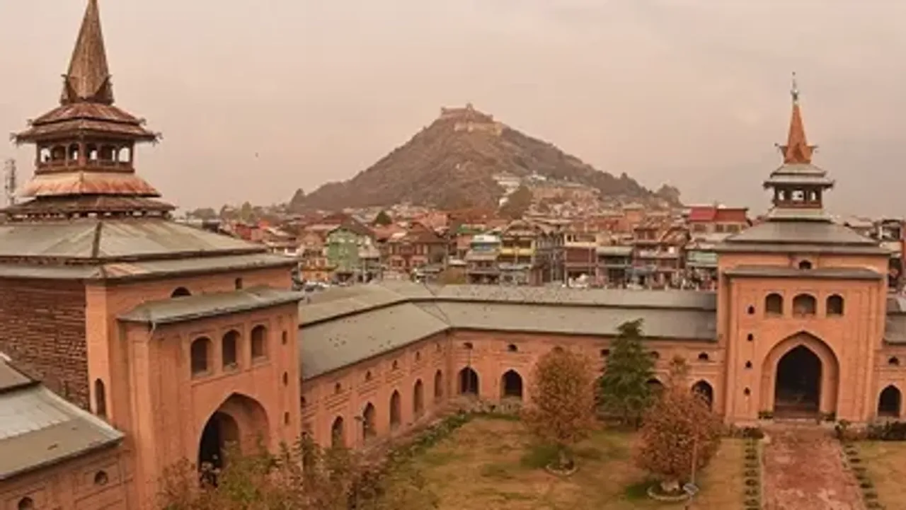 India restricts Laylat al Qadr prayers at Kashmir's largest mosque